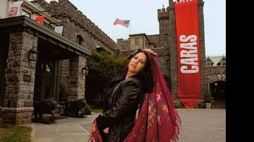 Com um xale trazido de viagem à Rússia, Carla se encanta com a fachada do Castelo de CARAS em NY. - FOTOS: WANDER ROBERTO/INOVAFOTO