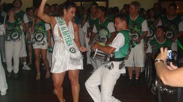 Com um vestido branco, Scheila Carvalho vira madrinha de bateria da escola de samba Unidos da Vila Alemã, em Rio Claro - Divulgação