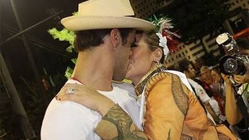 O beijo de boa sorte do namorado Joaquim Lopes em Paola Oliveira - divulgação/ blog Paola