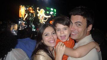 Carlos Casagrande com a mulher Marcelly e o filho Théo no show de Shakira - Divulgação