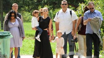 Jennifer Lopez com os filhos Maximilian "Max" David Muniz e Emme Maribel Muniz - Getty Images