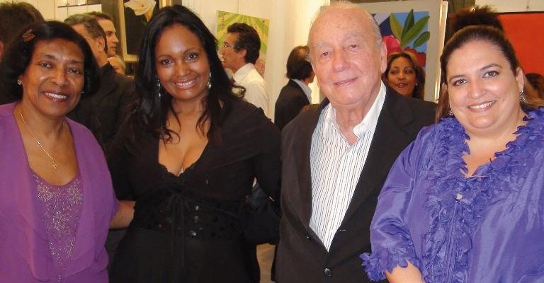 A artista plástica Rizu e a curadora Diva Pavesi festejam mostra com artistas brasileiros com Aulio Sayão Romita e Dyandréia Portugal. - ANDRÉ VICENTE