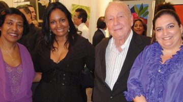 A artista plástica Rizu e a curadora Diva Pavesi festejam mostra com artistas brasileiros com Aulio Sayão Romita e Dyandréia Portugal. - ANDRÉ VICENTE