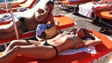 Adriane Gasliteu tomando sol ao lado do marido, Alexandre Iódice - Reprodução / Twitter