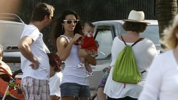 Marcelo Faria, Camila Lucciola e a pequena Felipa, de apenas cinco meses - Edson Teofilo/Photo Rio News