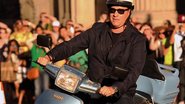 Tom Hanks chega de lambreta na première de 'Larry Crowne - O Amor Está de Volta' - Getty Images