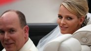 Charlene Wittstock e Príncipe Albert II em cortejo por Mônaco após cerimônia religiosa de casamento - Getty Images