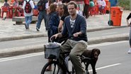 Dan Stulbach passeia de bicicleta pela orla de Ipanema, no Rio de Janeiro - Wallace Barbosa/AgNews