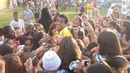 Marcello Melo Jr. é cercado pelas fãs em partida de futebol beneficente - Marcos Latino / Photo Rio News