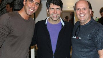 Daniel Vieira e Ricardo Visco recebem o cantor Leoni, ao centro, para show em SP. - GIANNE CARVALHO