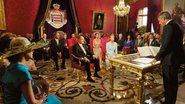 Diante de 80 convidados, eles se casam no civil na Sala do Trono, dentro do Palácio Magnífico. - QUEEN E REUTERS