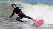 Galã surfa em Malibu. - SPLASH NEWS