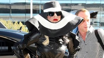 Lady Gaga exibe chapéu exótico - Getty Images