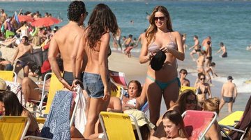Letícia Birkheuer pega praia de Ipanema com alguns amigos - Wallace Barbosa/AgNews