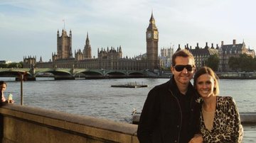 O cantor e a jornalista de moda visitam atrações turísticas de Londres: o Big Ben e o Parlamento.