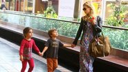 Carolina Dieckmann em passeio com o filho José e uma amiguinha - Daniel Delmiro/AgNews