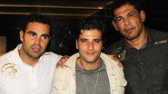 O personal trainer Chico Salgado, Bruno Gagliasso e o lutador Minotauro conhecem loja de produtos esportivos, SP.