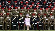 Rainha Elizabeth com os membros do Exército Territorial na Inglaterra - Reuters