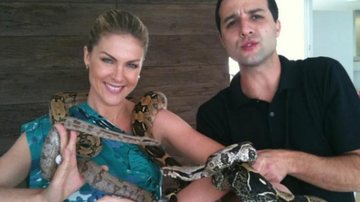 Ana Hickmann "brinca" com cobras em gravação - Reprodução/Twitter