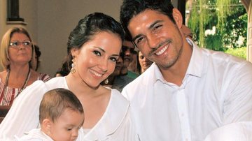 Na capela, a atriz e o marido, Marlos Cruz, levam a filha, Violeta, para o batizado.