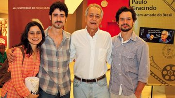 Gracindo Jr. entre os filhos Daniela, Pedro e Gabriel no tributo a seu pai. - Gianne Carvalho