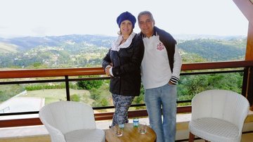 Em Campos do Jordão, no interior paulista, Mauro e Patrícia Naves apreciam a mágica paisagem da serra e curtem o casamento de 15 anos. - Berenice Lamônica