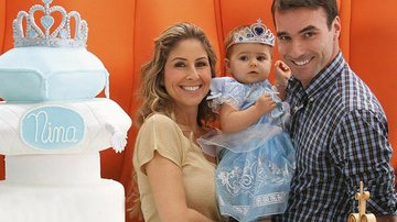 A apresentadora da Band Patrícia Maldonado e o amado, Guilherme Arruda, festejam o primeiro aniversário da herdeira do casal, Nina, em colorido bufê na capital paulista.
