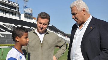 O garoto Matheus, o apresentador Luciano Huck e o presidente do Vasco, Roberto Dinamite - João Cotta/TV Globo
