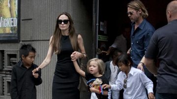Brad Pitt e Angelina Jolie levam os filhos ao teatro - City Files