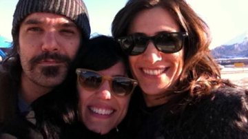 O cineasta Mauro Lima com a namorada, a atriz Rafaela Mandelli, e Virginia Cavendish - Reprodução/ Twitter