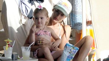 Alessandra Ambrosio se diverte no Havaí com o marido, Jamei Mazur, e a filha, Anja - GrosbyGroup