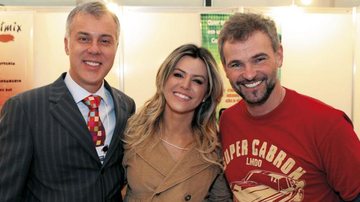 Em SP, o empresário Luiz Redeschi, a apresentadora Tânia Oliveira e o ator Mateus Carrieri prestigiam evento voltado para o público LGBT.