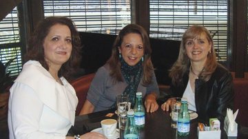 Em SP, Uiara Zagollin, Maria Emilia Genovesi e Regina Guimil confraternizam em um aconchegante café.