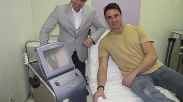 O médico Claudio Mutti recebe o ator e cantor Marcelo Augusto em sua clínica, em SP, para tratamento estético.