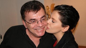 Bárbara Paz beija o diretor e amigo Walcyr Carrasco - André Romano/Photo Rio News