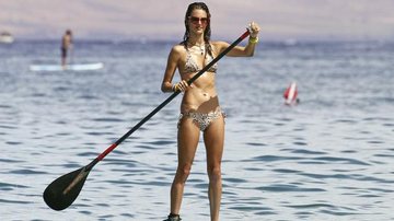 Na badalada praia de Waikiki, a gaúcha exibe silhueta enxuta e pique de fazer inveja - Splash news