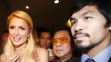 Paris Hilton atende os jornalistas após encontro com o lutador de boxe Manny Pacquiao - Reuters