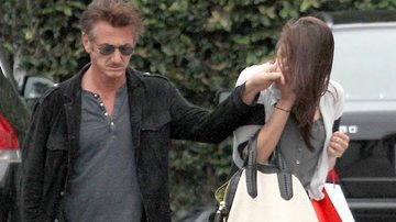 Sean Penn e a namorada vão às compras - The Grosby Group