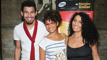 Sheron Menezzes vai ao teatro com o irmão, Drayson, e a mãe, Veralinda - Roberto Filho/AgNews