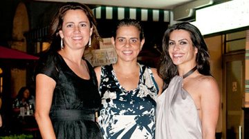 Cleo com Viviane Spinelli e Adriana Dutra, organizadoras do evento - Mariana Vianna / Divulgação