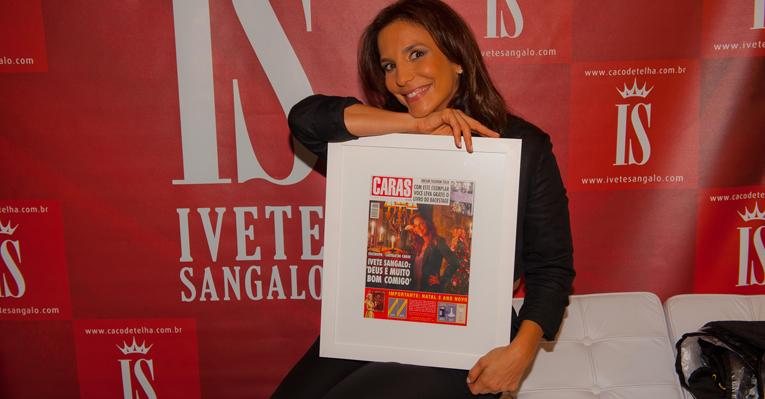 Ivete Sangalo com o presente que ganhou da equipe de CARAS - Fábio Miranda/ Opção Fotografia