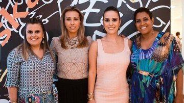 A designer de joias Camila Klein, segunda da esq. p/ dir., é ladeada pelas irmãs Sarah e Patricia Skaf no lançamento da nova coleção de grife das irmãs em parceria com Carol Araújo em Brasília, DF.