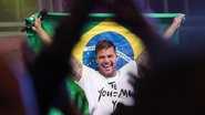 Ricky Martin com a bandeira do Brasil no primeiro show no País durante a turnê 'Musica + Alma + Sexo', em São Paulo - Manuela Scarpa/Photo Rio News