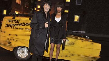 O guitarrista dos Rolling Stones e sua amada, a brasileira Ana Araujo, vão à celebração de emissora britânica. - Jon Furniss