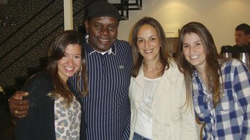 Emílio Santiago faz show em shopping de São Paulo e é prestigiado por Carolina Galhanone, Valéria de Biasi e Aline Bertinelli.