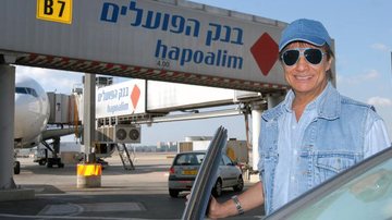 Roberto Carlos chega a Israel e desembarca no aeroporto internacional de Tel-Aviv - Zé Paulo Cardeal / TV Globo