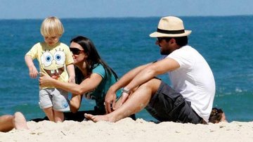 Carlos Bonow curte praia com família - J. Humberto/AgNews