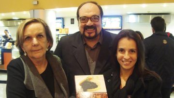 Autores de O Cinema vai à Mesa, Nilu Lebert e Rubens Ewald Filho dão palestra em shopping de SP e são recebidos por Carla Sabato.
