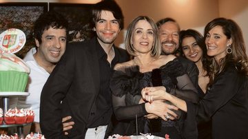 Ao centro, a aniversariante rodeada por Glecciano Luz, o marido, Luiz Fernando, Wolf Maya, Dira Paes e Christiane Torloni - Joao Mario Nunes