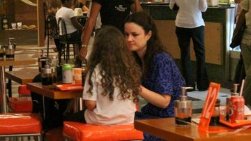 Carolina Kasting lancha com a filha no Rio - Alice Silva / AgNews